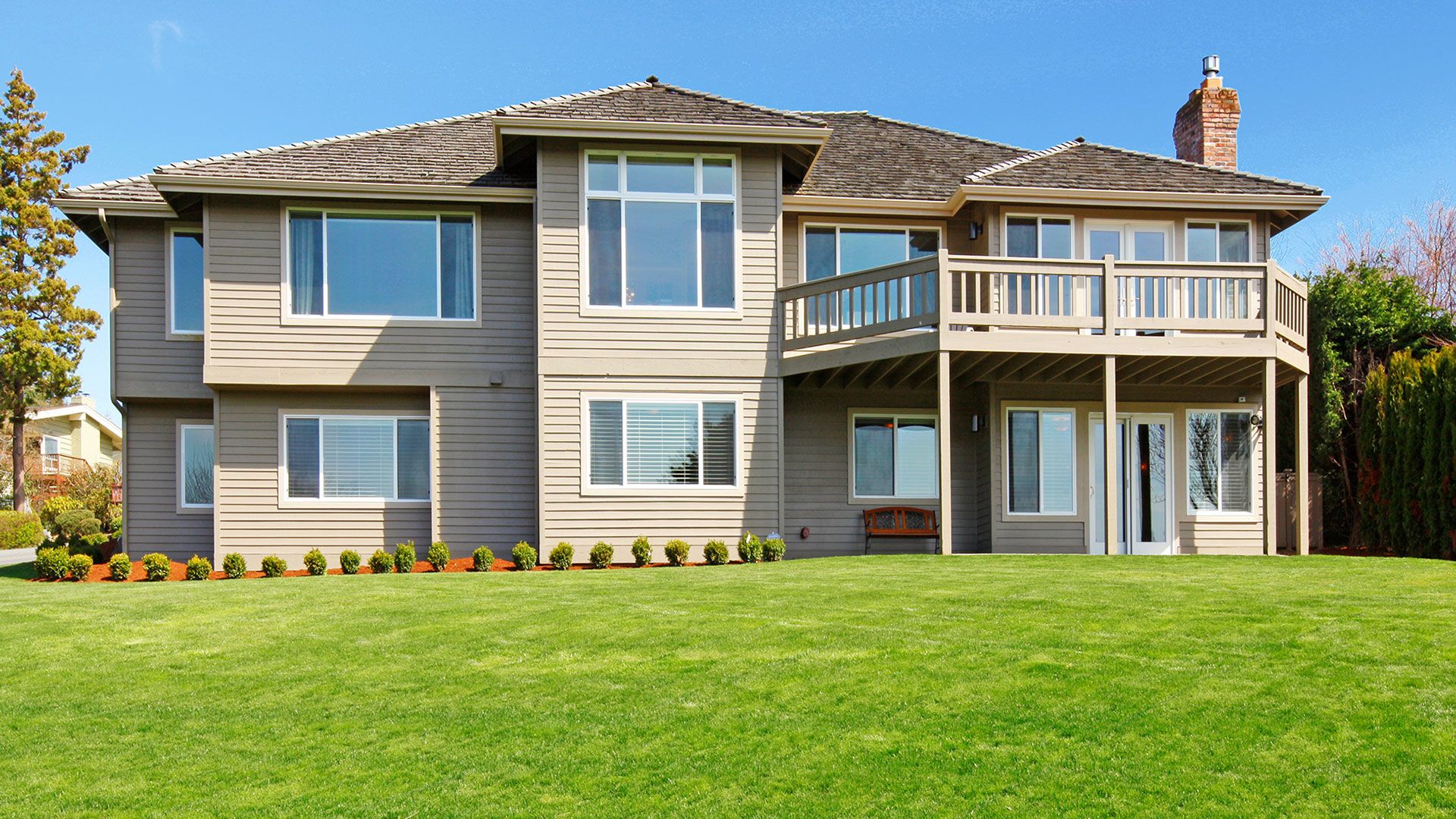 A home with regular lawn care and landscaping in Crestline, OH.